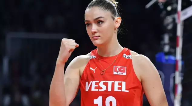Zehra Güneş's mini skirt elevator pose divided her fans.