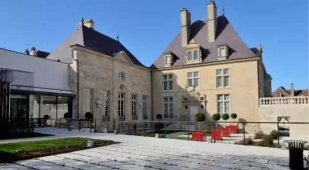 Another museum has been robbed! Hundreds of gold and silver coins have been stolen.