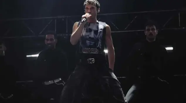 Edis had a tough time on stage, revealing his illness for the first time.