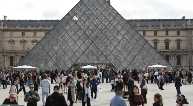 Incident claim: The valuable jewels in the Louvre Museum have been moved to the Bank of France.