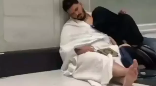 Tolgahan Sayışman succumbed to fatigue during his Umrah visit.