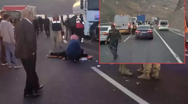Terrible accident! A fuel tanker collided head-on with a car.