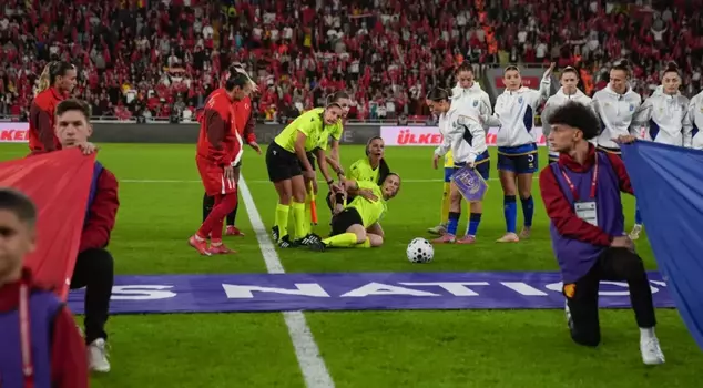 Moments of fear in the national match! The referee suddenly collapsed on the ground.