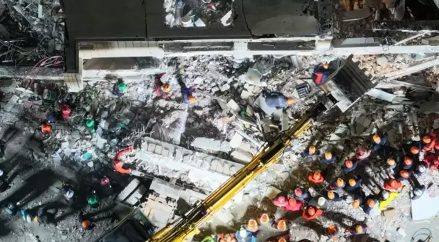 A person was rescued from the rubble of the collapsed building in Gebze at the 19th hour.