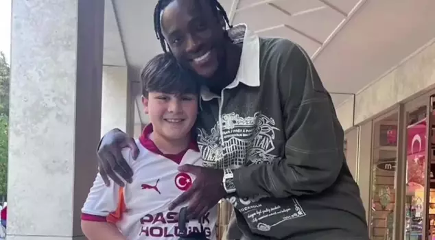 Abraham took a photo with a little Galatasaray fan! His gesture became the talk of the town.