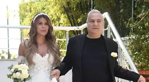 Mehmet Ali Erbil's jaw-dropping gesture to his wife.