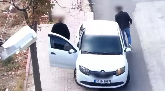 The car that changed drivers upon seeing the police teams was detected by a drone.