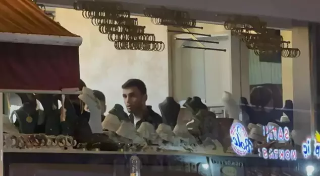 Evacuate alarm at the jeweler! He chased after the gold and collected it within minutes.