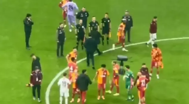 Okan Buruk did not shake hands with referee Cihan Aydın.