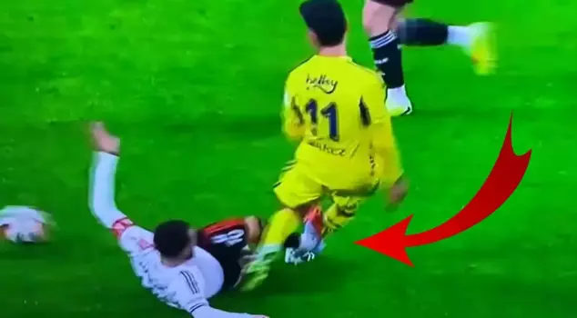 In the Beşiktaş-Fenerbahçe derby, consecutive red cards.