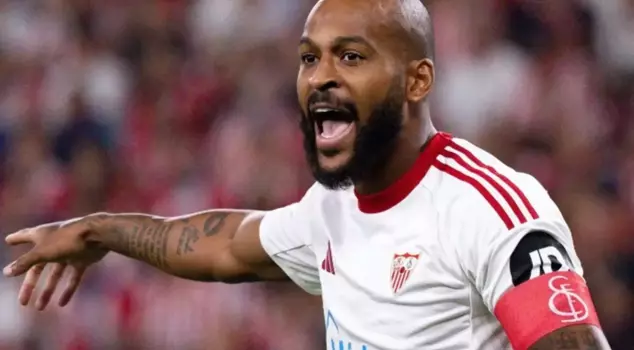 Former Galatasaray player Marcao went crazy after the referee's decisions.