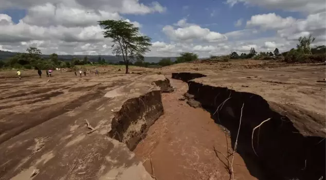 Landslide in Kenya: 21 dead, 30 missing.