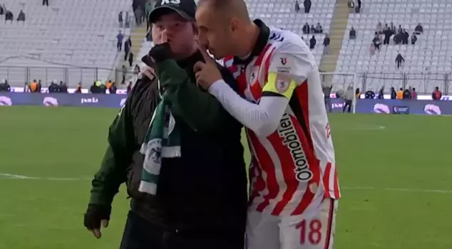The applauded action of Samsunspor's captain Zeki Yavru.