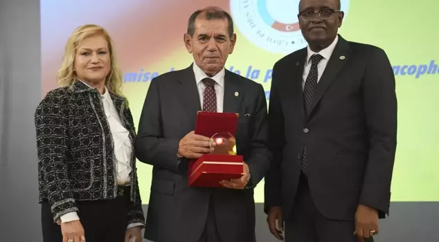 The Francophone Personality Award of 2025 was given to Dursun Özbek.