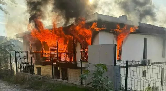 The suspect, who set the house on fire and stabbed two gendarmes, was neutralized by being shot.