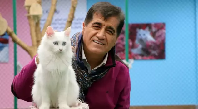 The artist Aydın Aydın performed a duet with the Endangered Van Cat.