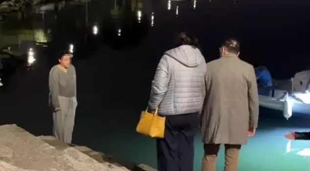 The young girl who wanted to jump into the sea was persuaded by her parents.