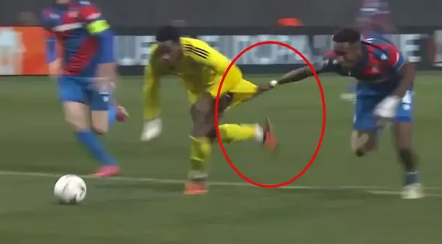 Fenerbahçe expected a penalty in the 90+5th minute! The referee, who reviewed the situation, decided to let play continue.