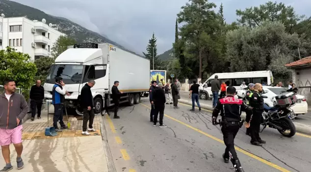 A truck with failed brakes crashed into a student bus in Fethiye: 22 injured.