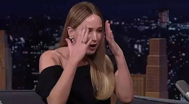 Jennifer Lawrence broke down in tears during a live broadcast.