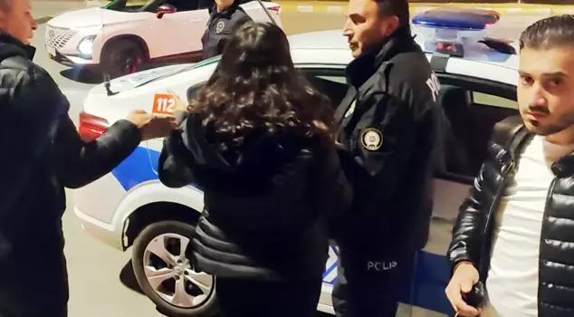 The parents locked their lawyer daughter in the taxi stand.