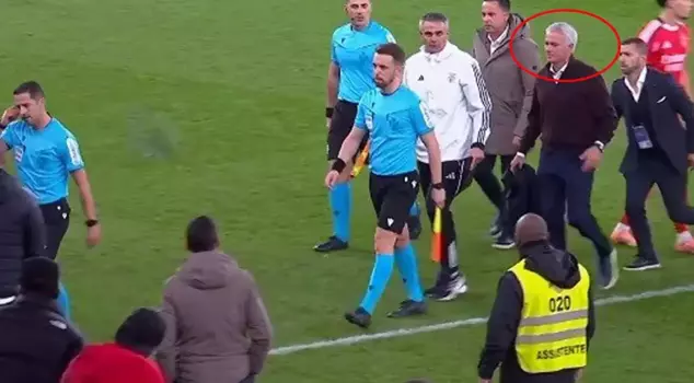 Mourinho, the team that lost points in the relegation zone, confronted the referees.