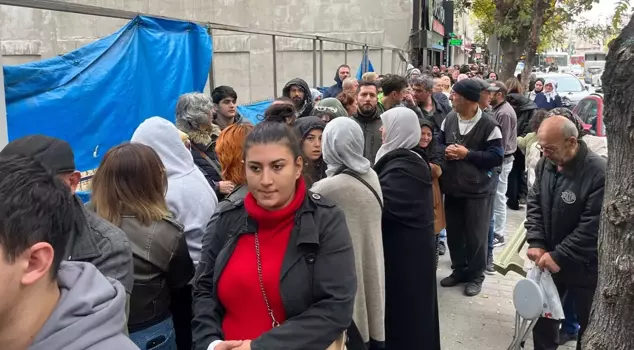 Those who want to apply for the 'Housing Project of the Century' formed queues hundreds of meters long.