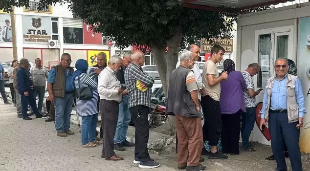 It's being sold at half price! As soon as people heard the price, they rushed in, and long lines formed.