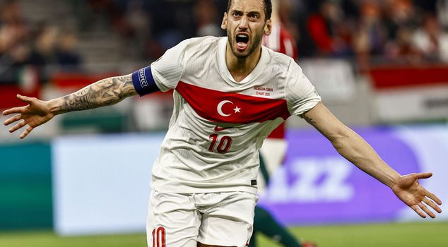 Hakan Çalhanoğlu caught Bülent Korkmaz and Tuncay Şanlı.