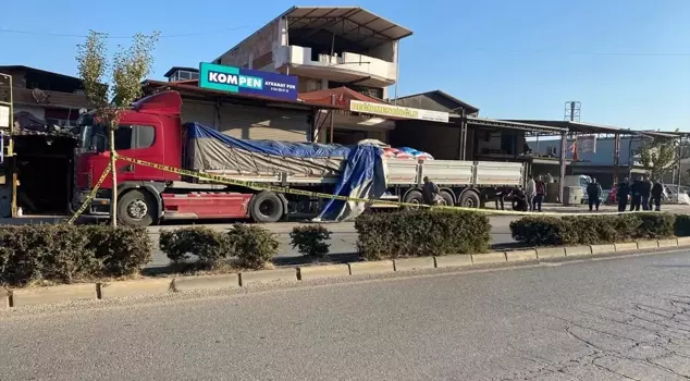 The team vehicle crashed into the back of a truck: 1 police officer was martyred, 1 police officer was seriously injured.