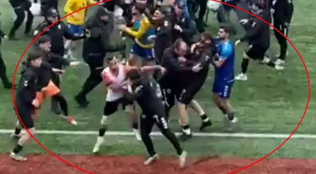 The football field turned into a ring, with a total of 24 red cards.