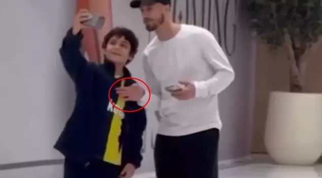Cerny’s gesture while taking a photo with a Fenerbahçe fan has become a hot topic.