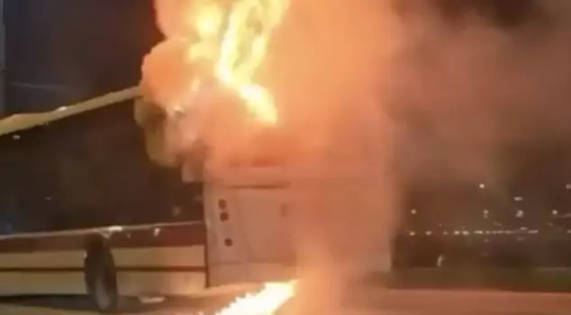Terrifying moments in İzmir as a bus caught fire while in motion.