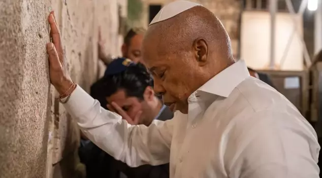 Кресло не покидая, он побежал в Израиль, спорное прощание с Эриком Адамсом.