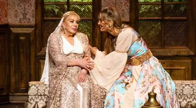 Сценический кризис нарастает: Мине Кошан подала в суд на исключение из мюзикла «7 мужей Хюрмюз».