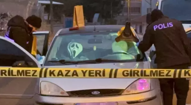 Tartıştığı arkadaşını arabada silahla vurdu cümlesinin Arapça tercümesi:

