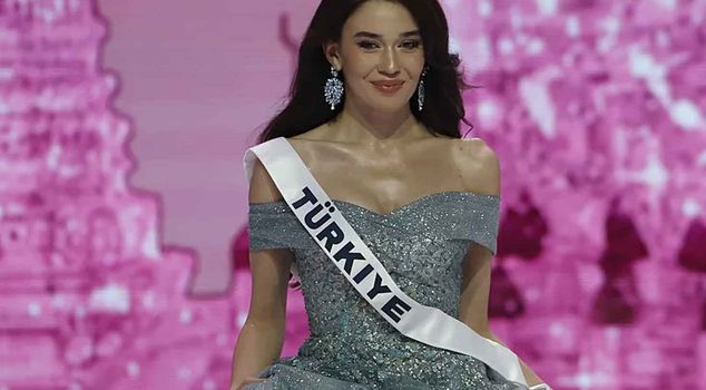 Ceren Arslan garnered attention with her Turkish flag-themed post and Hürrem dress.