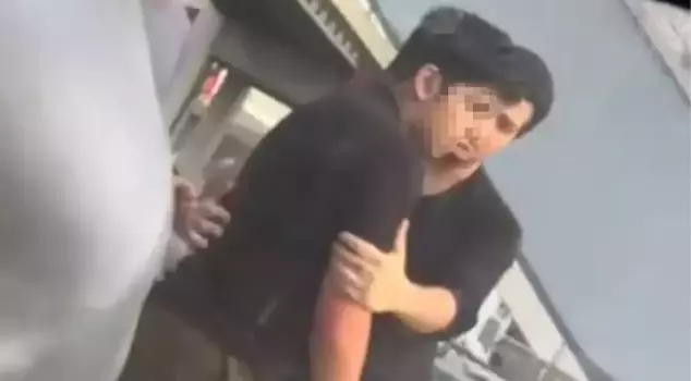 Panic in the Izmir metro: A passenger shouted insults and hit the doors.