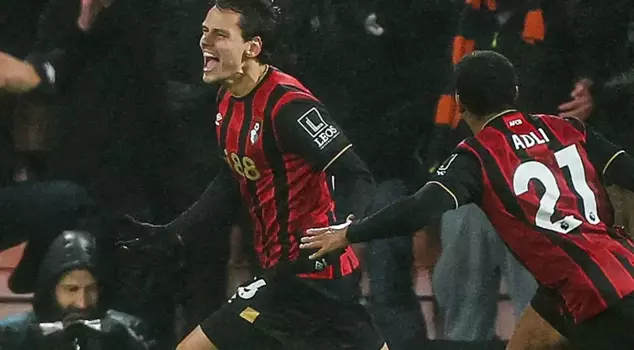 Enes Ünal turned around and spun like a top.