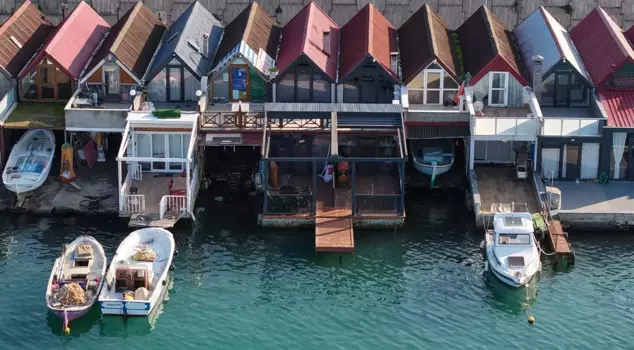 It doesn't even have a title deed! Its price competes with luxury apartments.