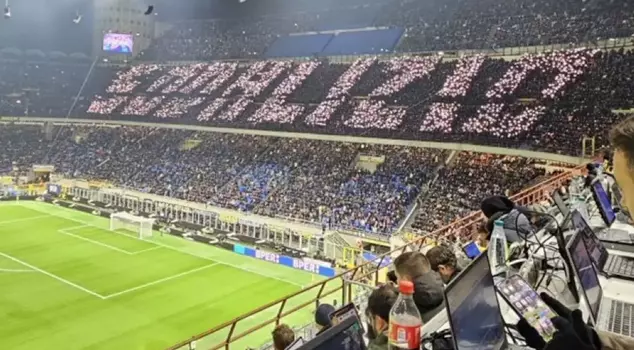 A first in the history of world football: They performed a choreography with phone lights.