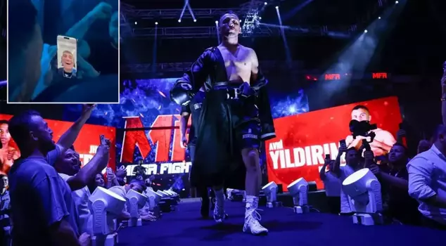 The national boxer gifted the championship belt to Sedat Peker.