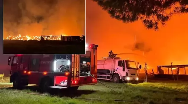 It grew due to the effect of the wind! A frightening fire in Izmir at midnight.