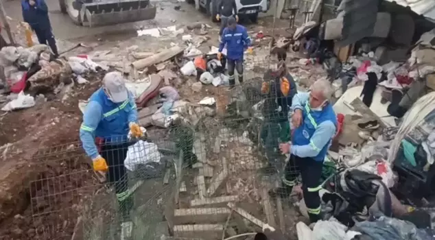 Shocking images from Mersin: 10 trucks full of garbage were taken out of a house.