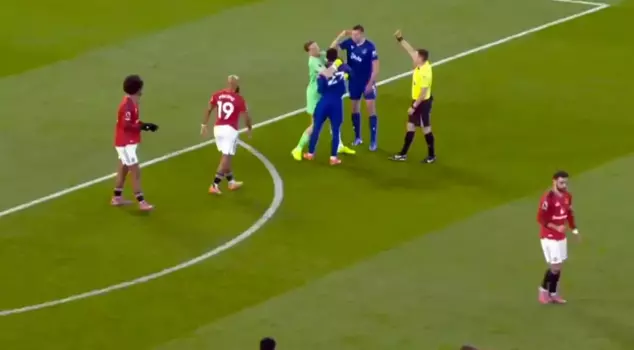 Shocking incident in the Premier League: He slapped his teammate.