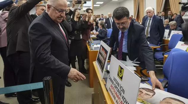 CHP deputies greeted Minister Güler with photos of martyrs during the budget discussions.