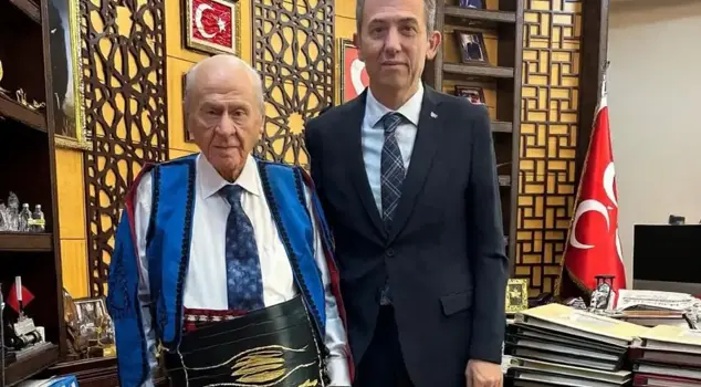 Devlet Bahçeli posed for a souvenir photo in the local attire of the Karaşar Turkmen Alevis.