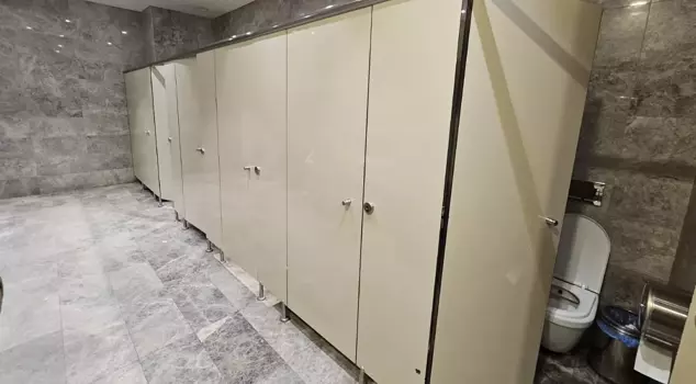 The female employee experienced a nightmare in the shopping mall women's restroom! From under the stall...