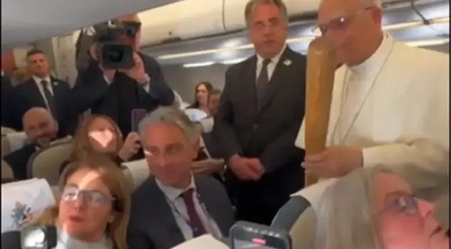 A CBS reporter gifted the Pope a baseball bat.