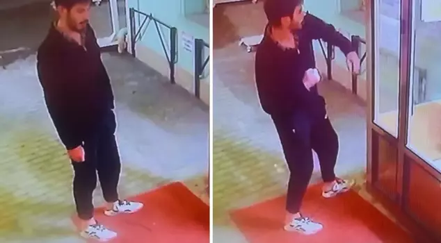 Incredible sight! Out of nowhere, it attacked the mosque door.